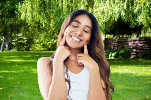 Giardino e ragazza sorridente