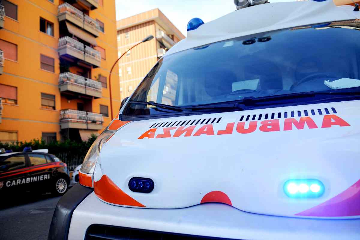 ambulanza e dietro una pattuglia dei carabinieri