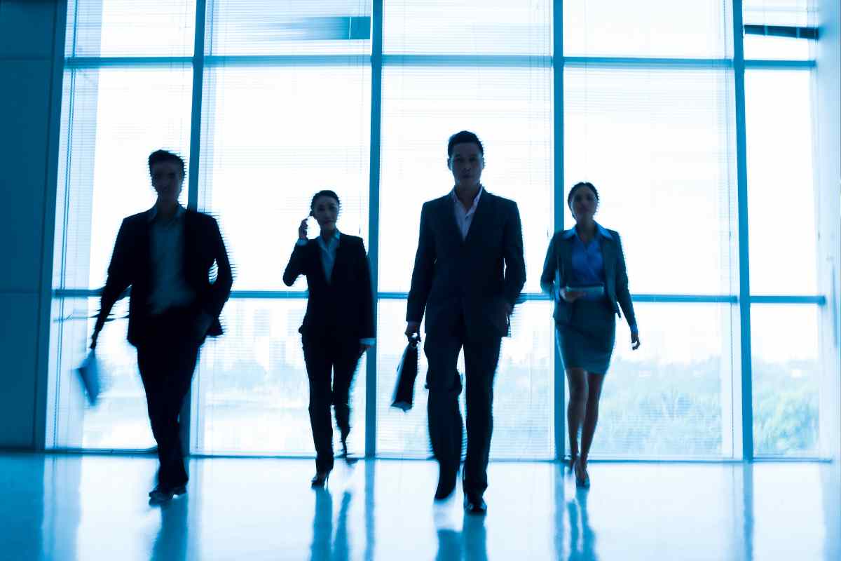 sagome di persone che camminano