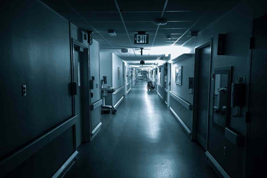 corsia vuota di un ospedale