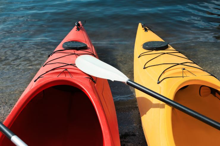 due canoe in riva al mare
