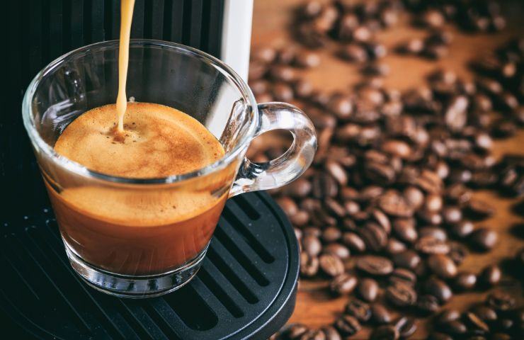 caffè che esce nella macchinetta e finisce nel bicchierino