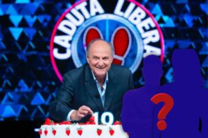 Gerry Scotti torta con numero 10, sagome uomo e donna, e punto di domanda