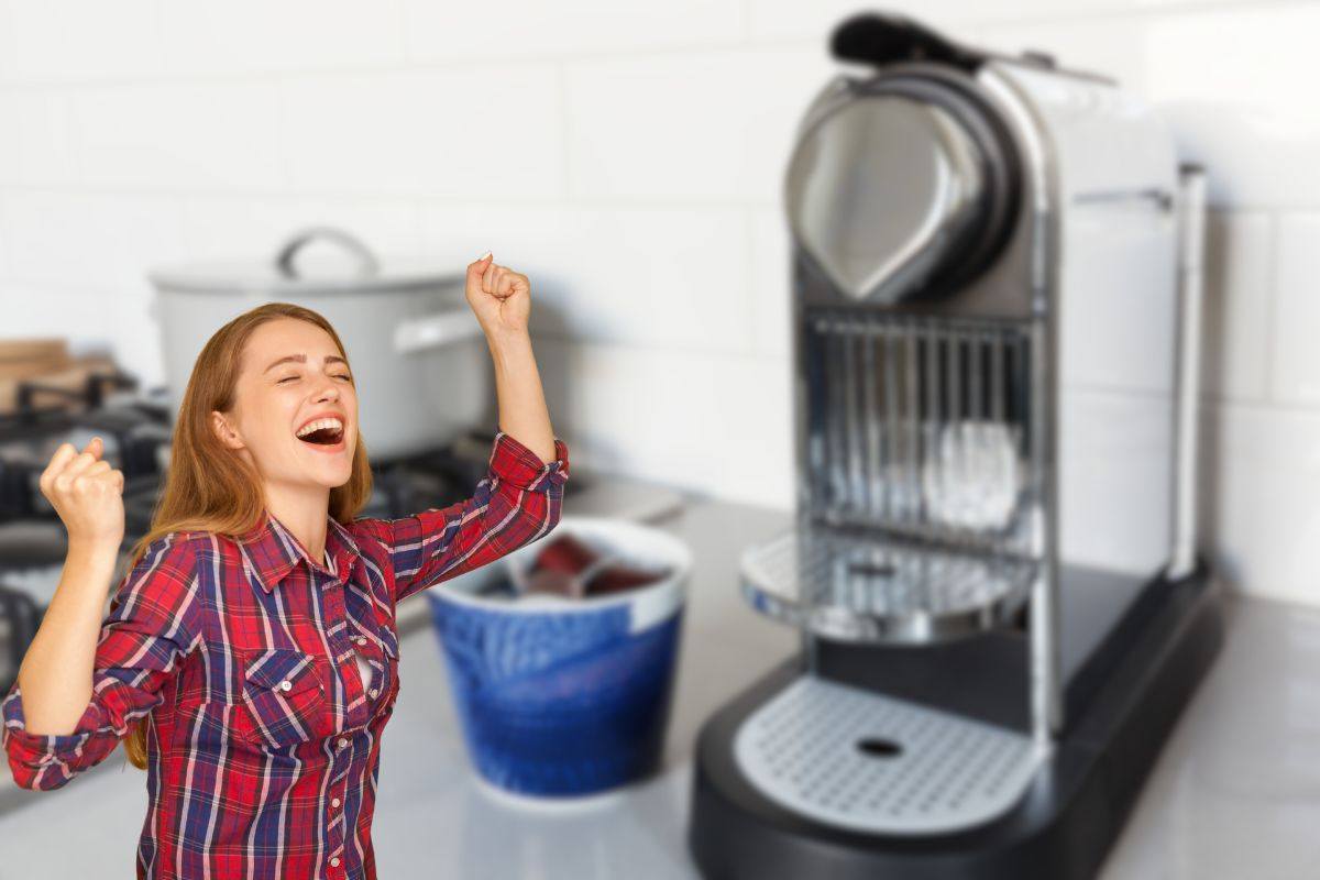 macchinetta del caffè su ripiano e donna che esulta
