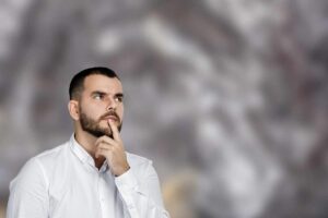 uomo dubbioso di un materiale misterioso sfocato
